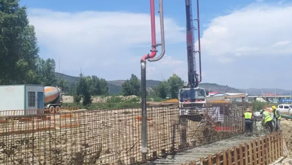 近日，康樂(lè)縣北濱河路建設(shè)項(xiàng)目康美橋0#蓋梁砼澆筑拉開(kāi)帷幕。此次橋臺(tái)澆筑為后續(xù)橋梁架設(shè)筑牢根基，直接關(guān)系道路通車節(jié)點(diǎn)，是項(xiàng)目建設(shè)中具有里程碑意義的關(guān)鍵一步。施工現(xiàn)場(chǎng)，工人師傅們?cè)谧鳂I(yè)區(qū)內(nèi)有條不紊地完成綁